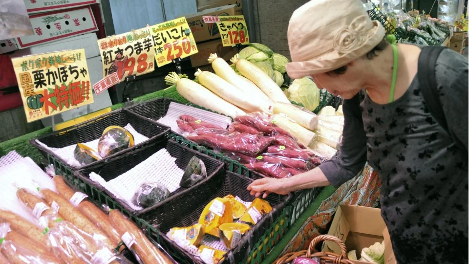 Japan Oct. spending logs 1st fall in 11 months after tax hike