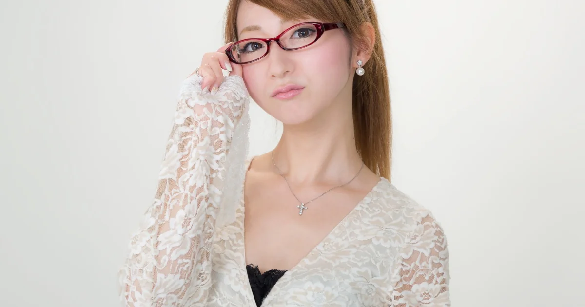 List of jobs in Japan that “don’t allow women to wear glasses” upsets fans of vision, meganekko