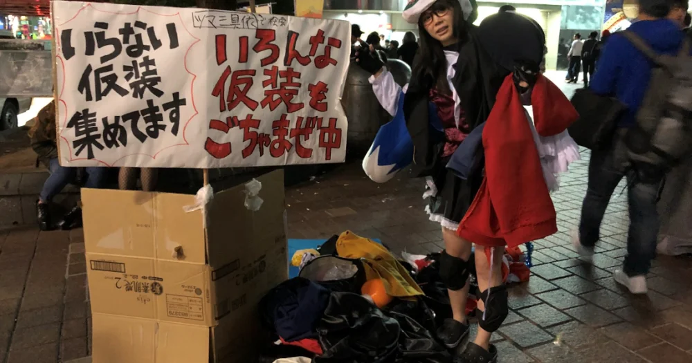 Shibuya Halloween Throwback: When a Japanese woman's costume was at the mercy of passersby【Pics】