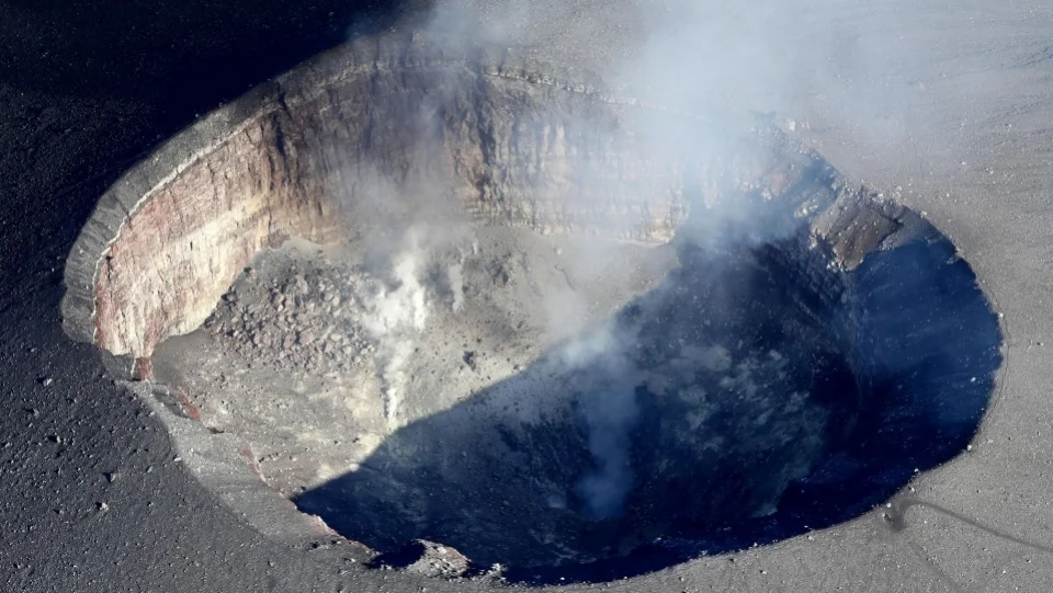 Mt. Asama in eastern Japan erupts, alert level maintained