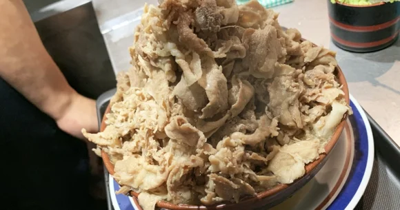 Mega meat noodles in Tokyo: 2.6 pounds of meat, one bowl of soba, no regrets【Video】