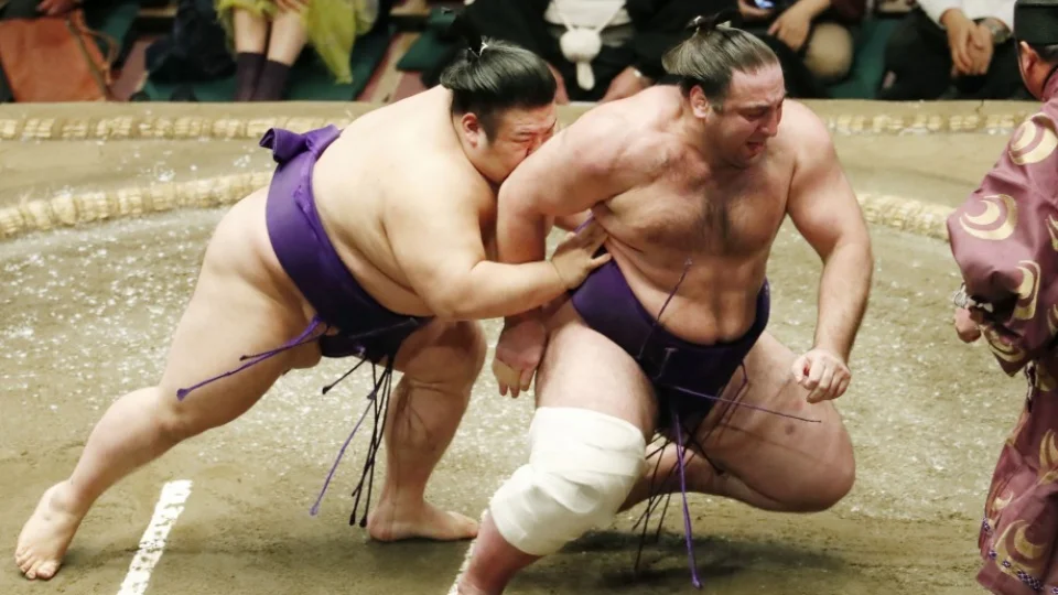 Sumo: Takakeisho downs Tochinoshin to stay ahead at Autumn meet
