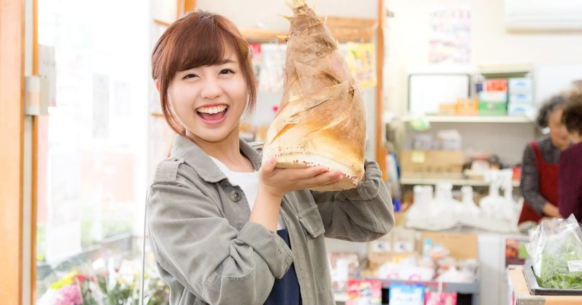 Should a man in his 40s pursue a 19-year-old Japanese convenience store clerk?
