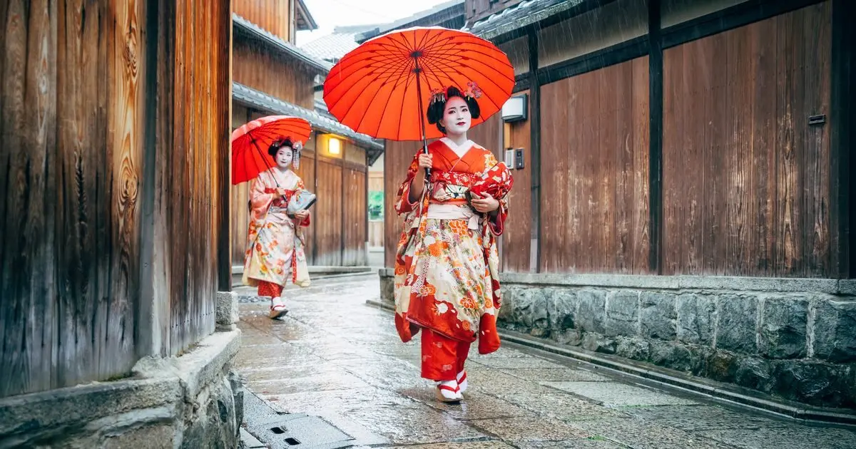 Kyoto's Gion geisha district bans photos and introduces fines for rule-breakers