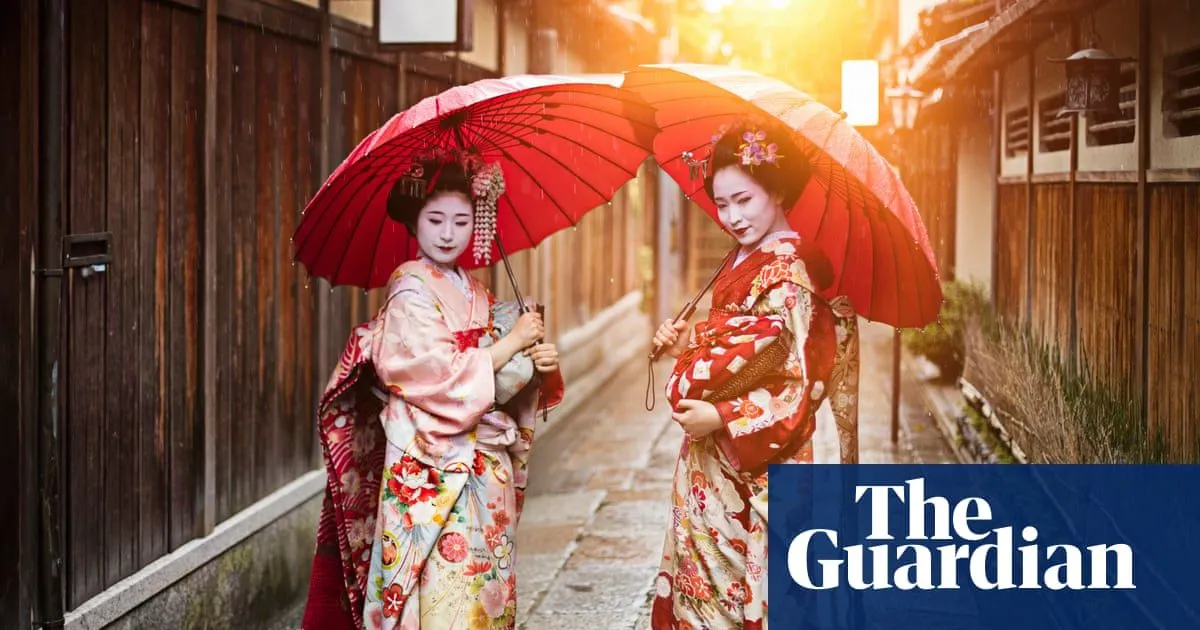 Geisha selfies banned in Kyoto as foreign tourism boom takes toll