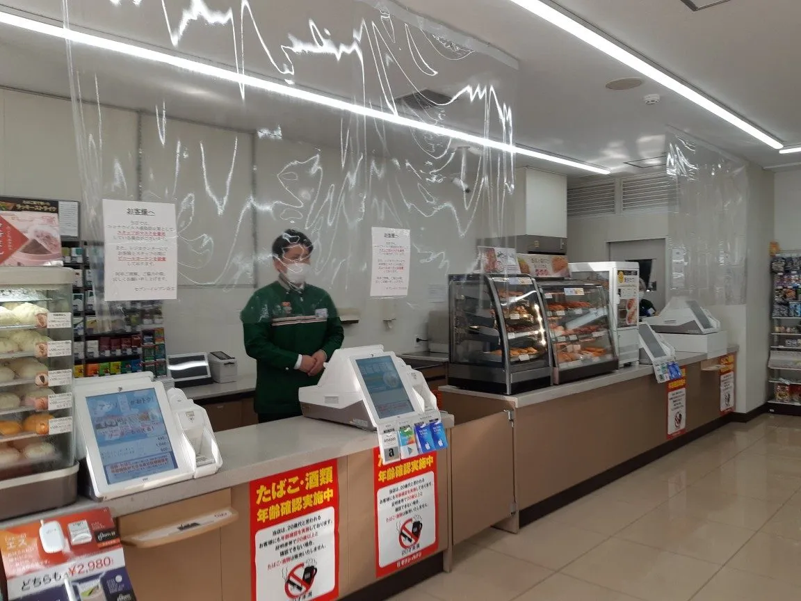 Japanese Convenience Stores Launch Plastic Guards, Queuing Spots to Fight COVID-19