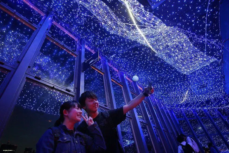 140000 LEDs create 'Milky Way' at Tokyo Tower