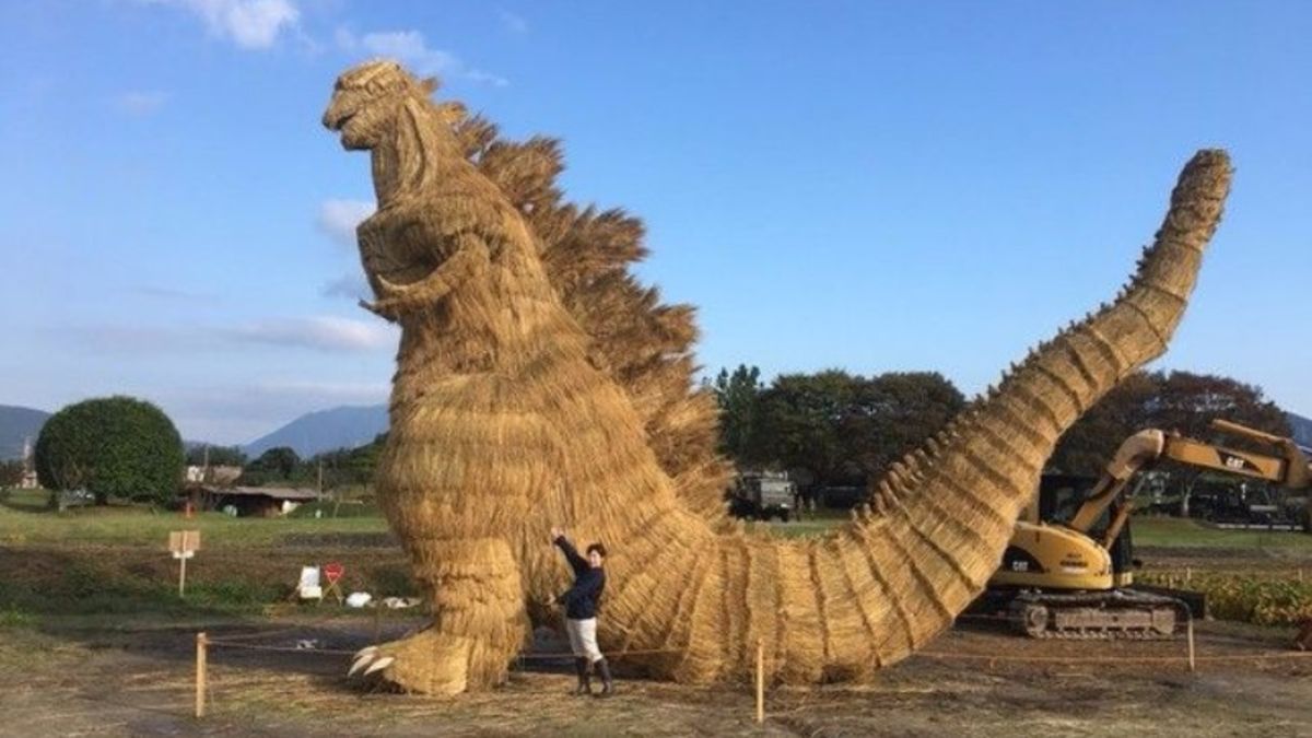 An Enormous Godzilla Made Of Straw Appears In Japan